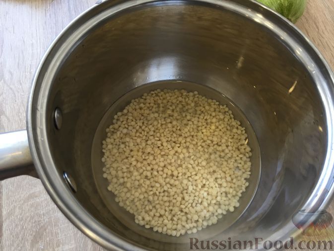 Фото приготовления рецепта: Фаршированные кабачки с кускусом, зелёным горошком и оливками - шаг №2