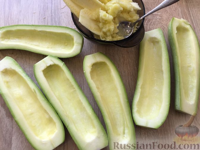 Фото приготовления рецепта: Фаршированные кабачки с кускусом, зелёным горошком и оливками - шаг №4