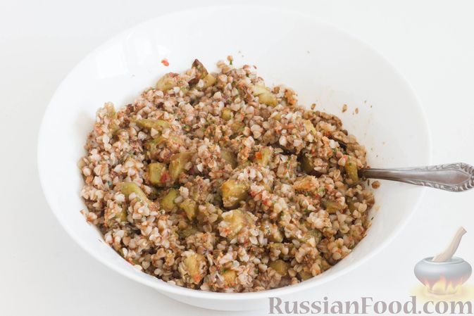 Фото приготовления рецепта: Салат из баклажанов и гречки с помидорной заправкой - шаг №11