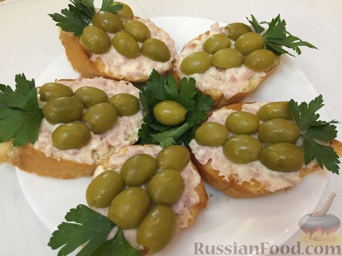 Фото к рецепту: Бутерброды «Виноградная гроздь» с оливками и ветчиной