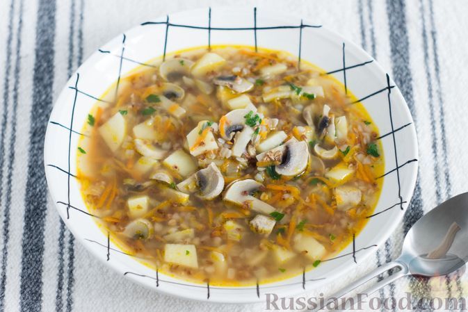 Фото к рецепту: Гречневый суп с картофелем и шампиньонами