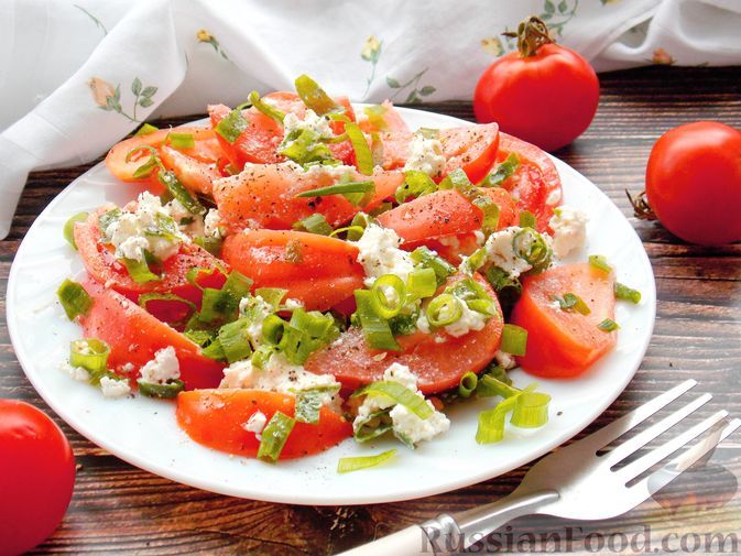 Фото к рецепту: Салат из помидоров с творогом и зелёным луком