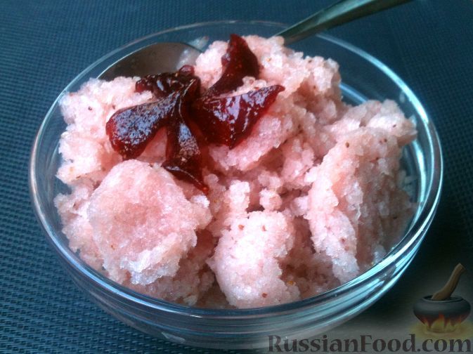 Фото к рецепту: Фроузен (замороженный десерт) из дыни и клубники