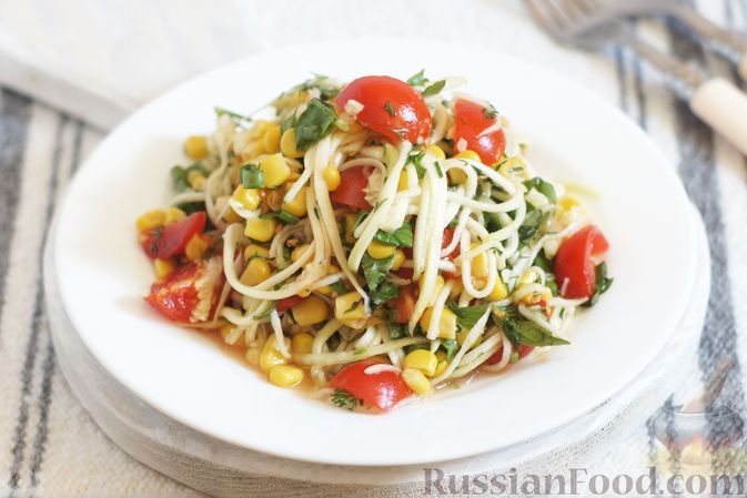 Фото к рецепту: Салат из цукини с кукурузой и помидорами