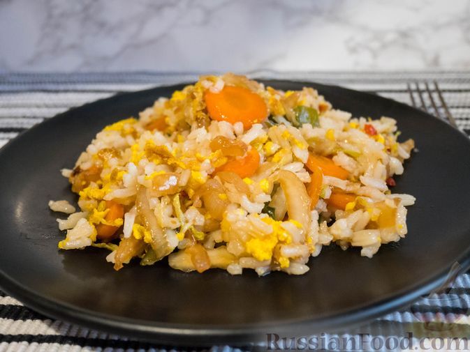 Фото к рецепту: Рис с овощами в азиатском стиле
