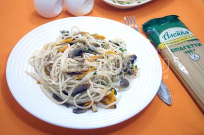 Спагетти с шампиньонами и овощами