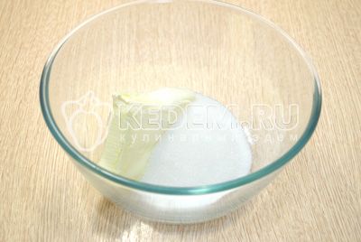 Маргарин для выпечки комнатной температуры взбить с сахаром до бела, миксеров 4-5 минут.
