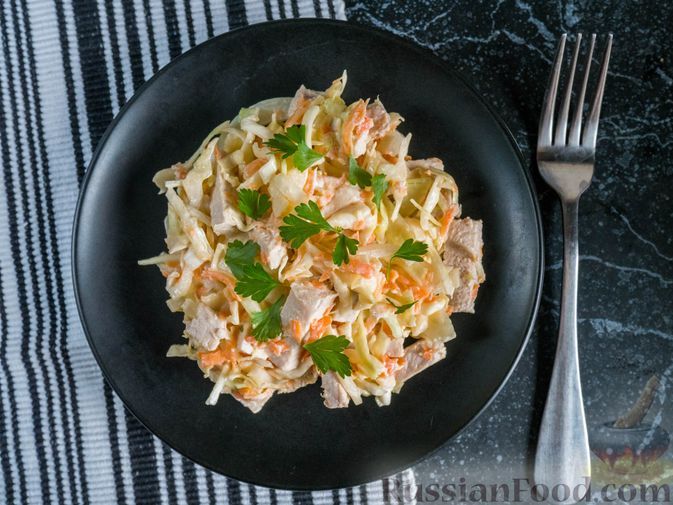 Фото к рецепту: Капустный салат с мясом, морковью и маринованным луком
