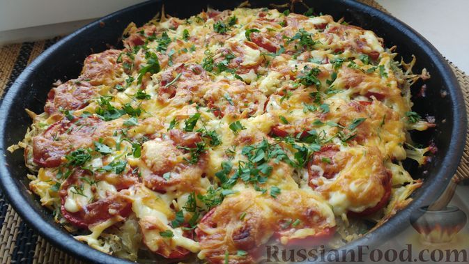 Фото к рецепту: Свинина, запечённая с картофелем, помидорами и сыром