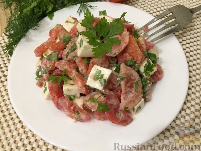 Фото к рецепту: Салат из помидоров с брынзой и зеленью