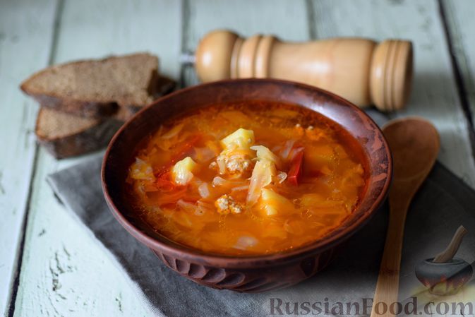 Фото к рецепту: Томатный суп с жареной капустой и фаршем