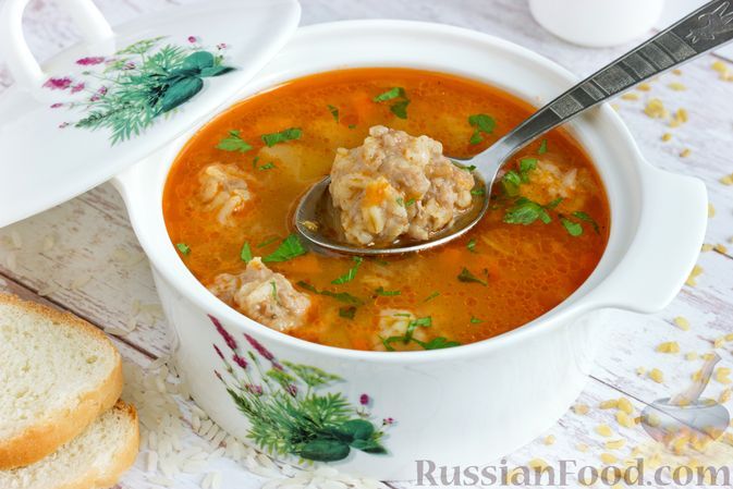 Фото к рецепту: Томатный суп с фрикадельками из фарша с рисом и булгуром