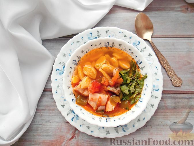 Фото к рецепту: Суп из курицы и свинины c клецками и грибами