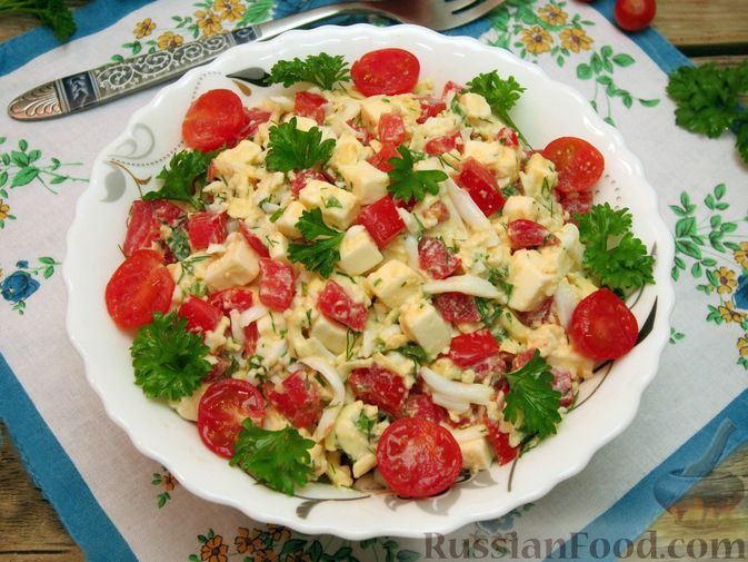 Фото к рецепту: Салат из помидоров с сыром и яйцами