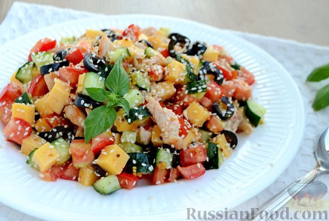Фото к рецепту: Салат с курицей, овощами, сыром и маслинами