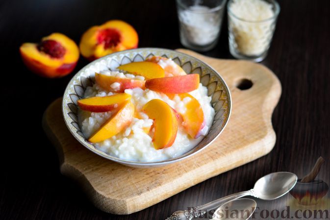 Фото к рецепту: Молочная рисовая каша с персиком