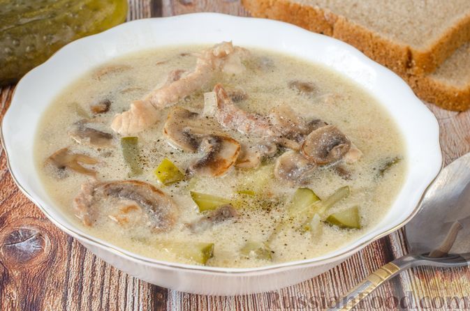 Фото к рецепту: Суп с мясом, грибами и солеными огурцами