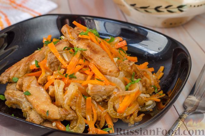 Фото к рецепту: Мясной салат с жареной морковью и луком