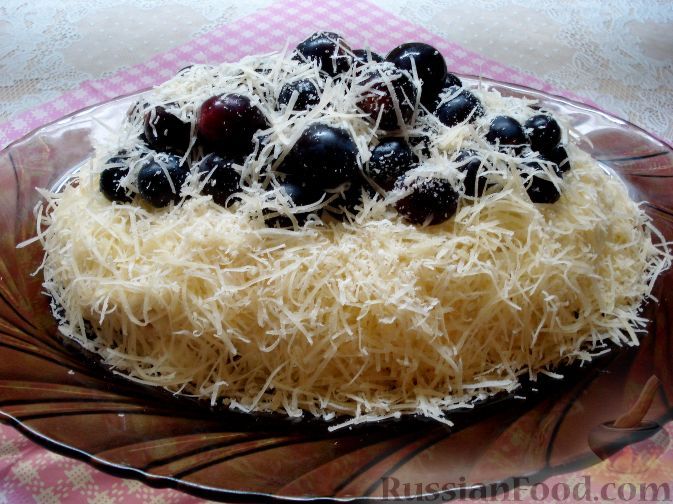 Фото к рецепту: Салат "Первый снег", с курицей, сыром и виноградом