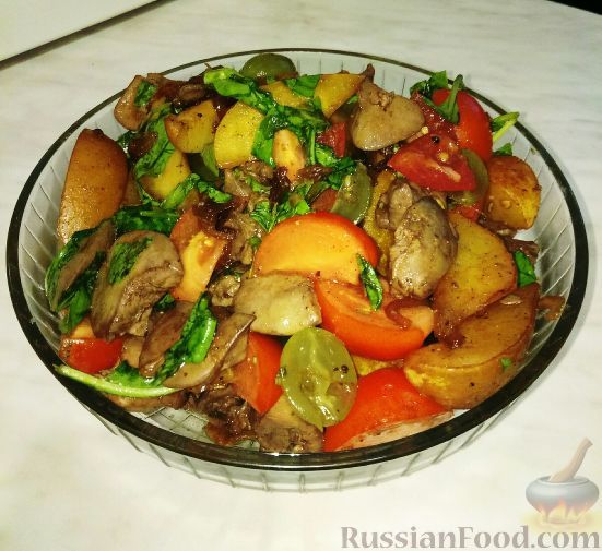 Фото к рецепту: Тёплый салат с куриной печенью, грушей и виноградом
