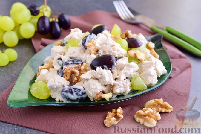 Фото к рецепту: Куриный салат с виноградом, каперсами и орехами