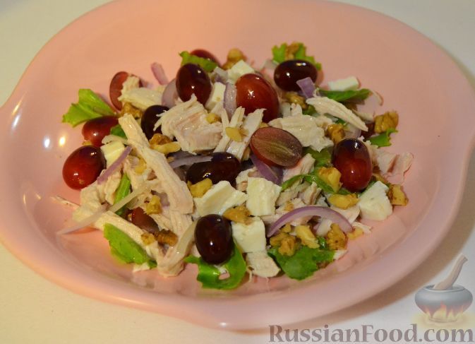 Фото к рецепту: Салат с курицей и виноградом