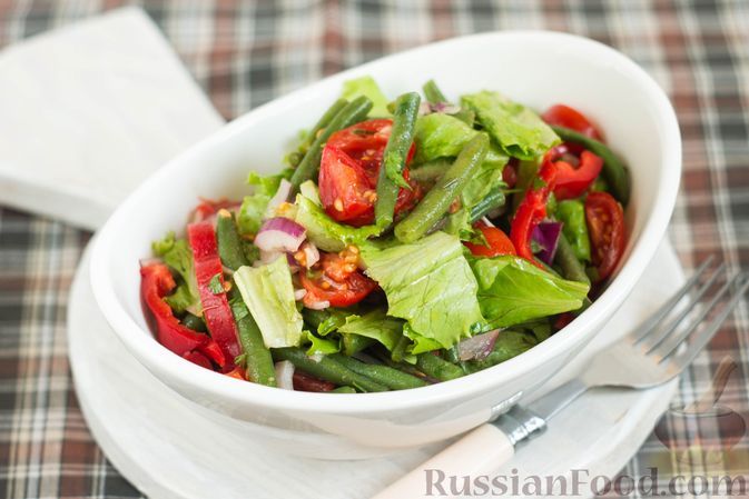 Фото к рецепту: Салат со стручковой фасолью, помидорами и перцем