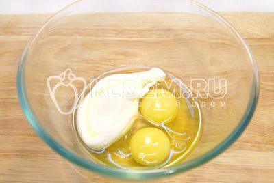 В миску разбить яйца и добавить 2 ст. ложки майонеза.