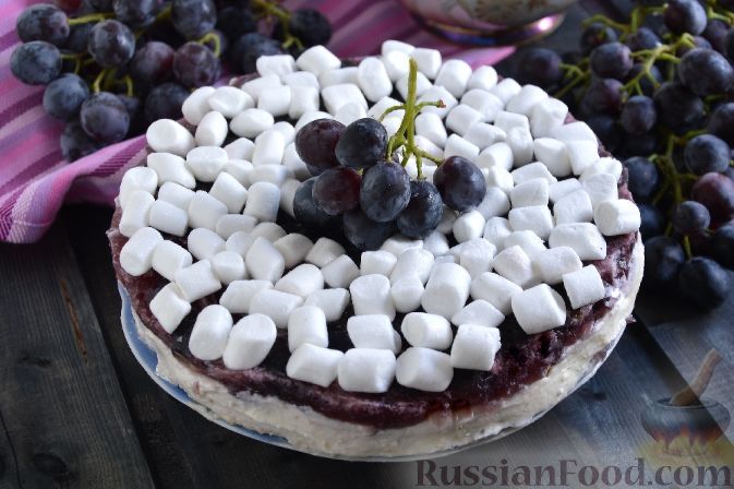 Фото к рецепту: Йогуртово-сливочный торт с виноградом (без выпечки)