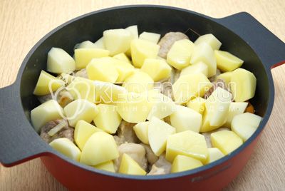 Добавить кусочками нарезанный картофель.