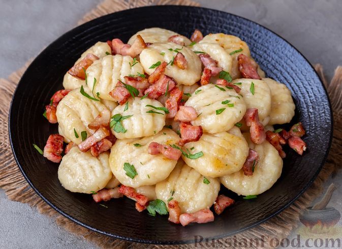 Фото к рецепту: Картофельные ньокки с беконом