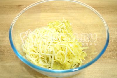 В миску натереть на терке очищенный картофель и сыр.