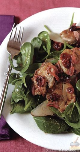 Фото к рецепту: Теплый салат из свинины с грушей и клюквой