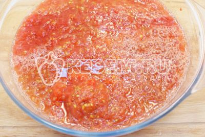 Пропустить помидоры через мясорубку, удалив плодоножки.