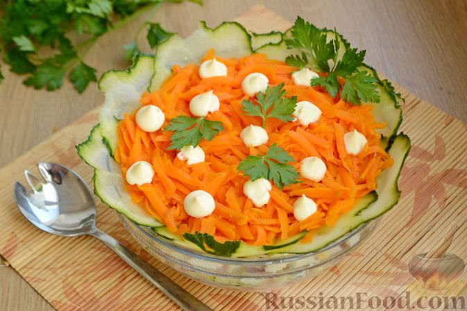 Фото к рецепту: Рыбный салат с рисом, морковью и огурцом