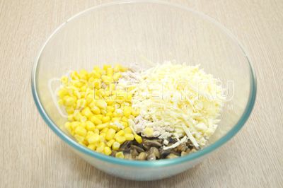 Добавить консервированную кукурузу и тертый сыр.