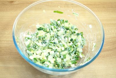 Заправить салат сметаной и посолить по вкусу.