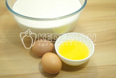 Когда тесто подойдет и начнет сильно пузыриться добавить яйца и растительное масло.
