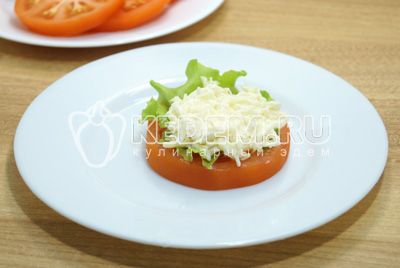 На кружок помидоры выложить листик салата и ложку сырной начинки.