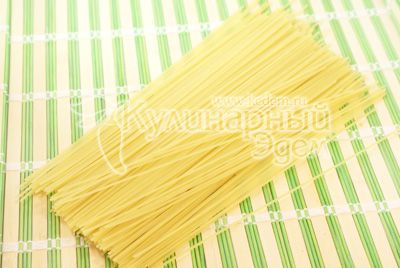 Спагетти отварить в подсоленной воде до готовности