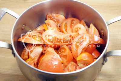 Нарезать помидоры дольками и выложить в кастрюлю.