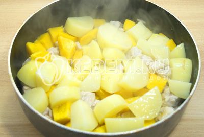 Добавить картофель и залить пол стакана воды. Посолить и готовить под крышкой еще 15 минут, на среднем огне.