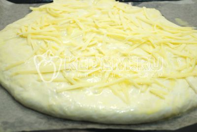 Поспать тертым сыром и поставить в разогретую до 180 градусов С духовку на 30 минут.