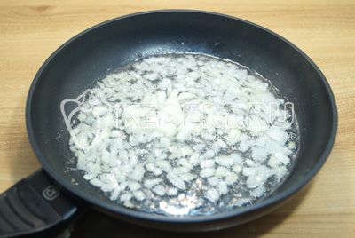 Мелко нашинкованный лук обжарить на сковороде с добавлением 2 ст. ложек растительного масла.