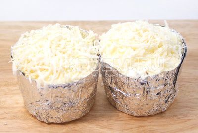 Залить сметаной и посыпать тертым сыром