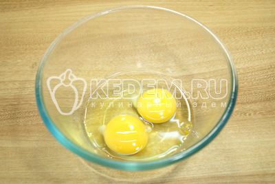 В миске взбить яйца.
