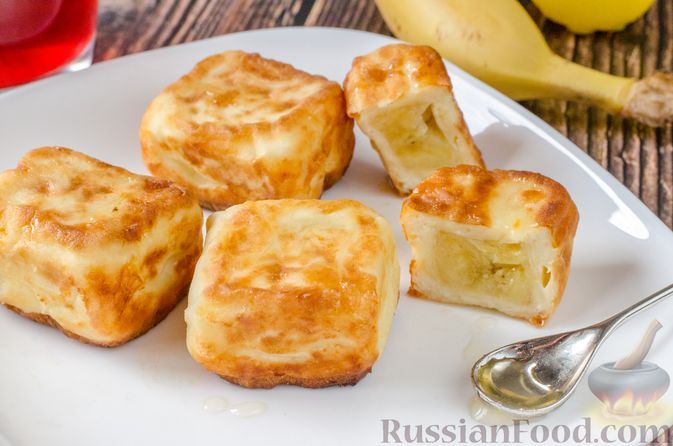 Фото к рецепту: Сырники-кубики с банановой начинкой