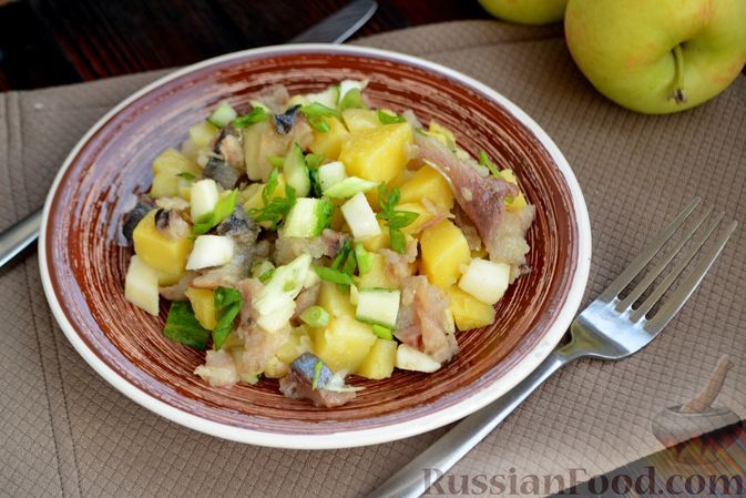Фото к рецепту: Картофельный салат с копчёной скумбрией, яблоком и огурцом