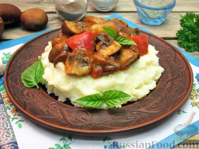 Фото к рецепту: Грибы, тушенные с болгарским перцем, в томате