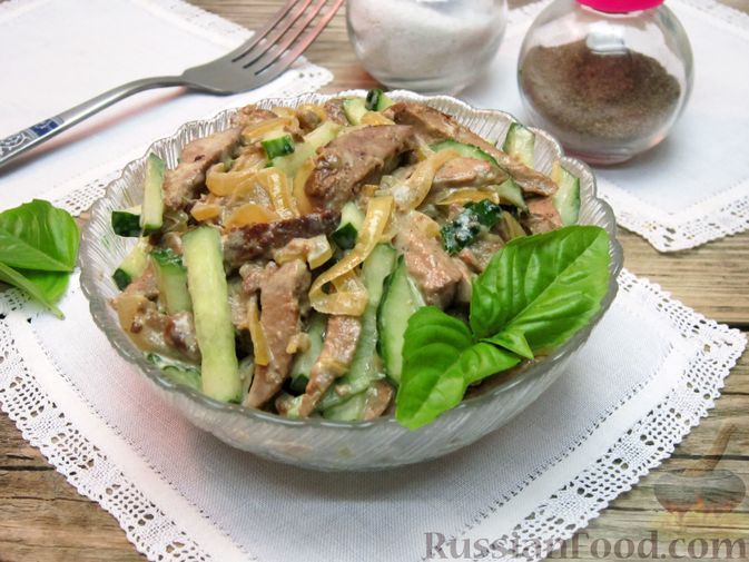 Фото к рецепту: Салат с куриной печенью и огурцами